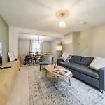 Stylish Home Moments Walk From City Centre With Garden Office