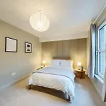 Stylish Home Moments Walk From City Centre With Garden Office