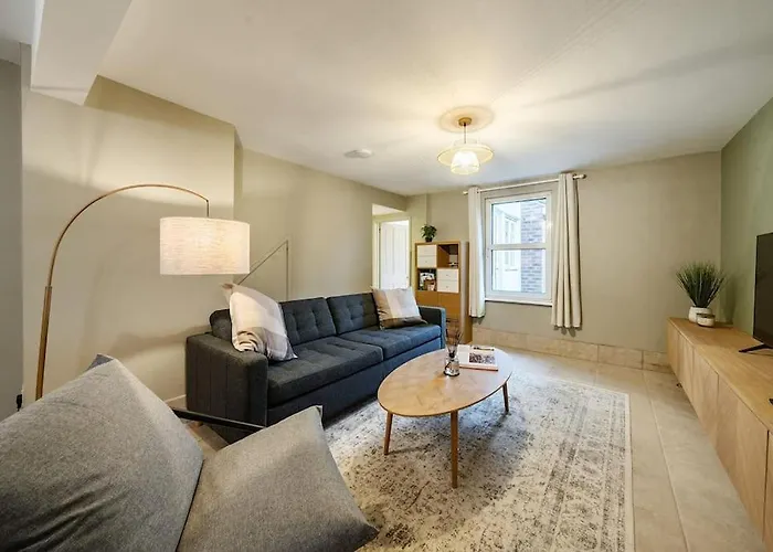 Stylish Home Moments Walk From City Centre With Garden Office