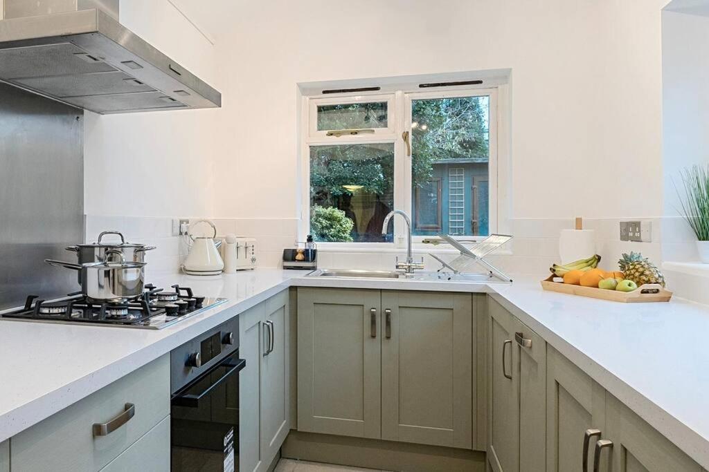 Stylish Moments Walk From Centre With Garden Office